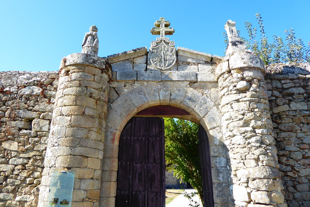 Románico en Pantón, acceso al convento de Ferreira